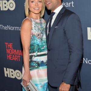Mark Consuelos and Kelly Ripa at event of The Normal Heart (2014)
