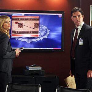 Still of Thomas Gibson and A.J. Cook in Nusikalstami protai (2005)