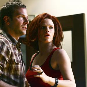Still of Jennifer Garner and Bradley Cooper in Alias (2001)