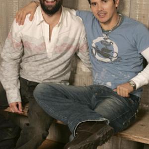 John Leguizamo and Sebastián Cordero at event of Crónicas (2004)