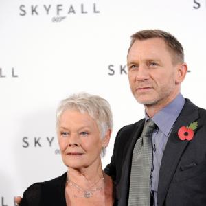 Judi Dench and Daniel Craig at event of Operacija Skyfall 2012