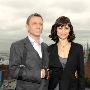 Daniel Craig and Olga Kurylenko at event of Paguodos kvantas 2008
