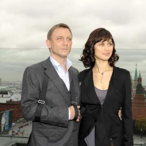 Daniel Craig and Olga Kurylenko at event of Paguodos kvantas 2008