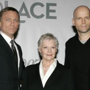 Judi Dench, Daniel Craig and Marc Forster at event of Paguodos kvantas (2008)