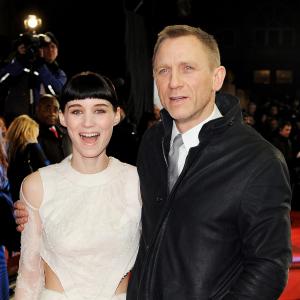 Daniel Craig and Rooney Mara at event of Mergina su drakono tatuiruote (2011)