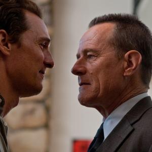 Still of Matthew McConaughey and Bryan Cranston in Advokatas is Linkolno (2011)