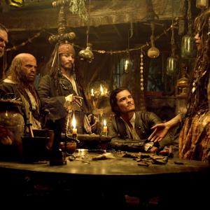 Still of Johnny Depp, Lee Arenberg, Orlando Bloom, Mackenzie Crook and Naomie Harris in Karibu piratai: numirelio skrynia (2006)