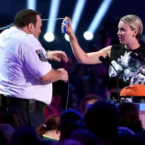 Kaley Cuoco-Sweeting and Kevin James at event of Nickelodeon Kids' Choice Awards 2015 (2015)