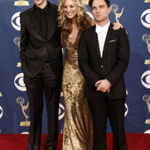 Kaley Cuoco-Sweeting, Johnny Galecki and Jim Parsons at event of The 61st Primetime Emmy Awards (2009)