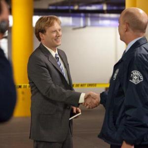 Still of Andrew Daly and JK Simmons in Detektyve Dzonson 2005