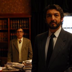 Still of Ricardo Darín and Guillermo Francella in El secreto de sus ojos (2009)
