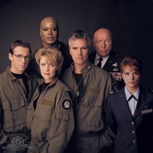 Still of Richard Dean Anderson, Don S. Davis, Christopher Judge, Teryl Rothery, Michael Shanks and Amanda Tapping in Stargate SG-1 (1997)
