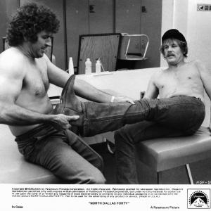 Still of Nick Nolte and Mac Davis in North Dallas Forty (1979)