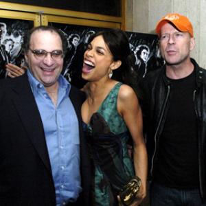 Bruce Willis, Rosario Dawson and Bob Weinstein at event of Nuodemiu miestas (2005)