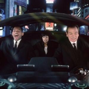 (L. to R.) Agent Jay (Will Smith), Laura Vasquez (Rosario Dawson) & Agent Kay (Tommy Lee Jones) head out to save the galaxy from a sinister seductress