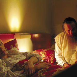 Still of Assi Dayan and Sharon Hacohen in Hofshat Kaits (2007)