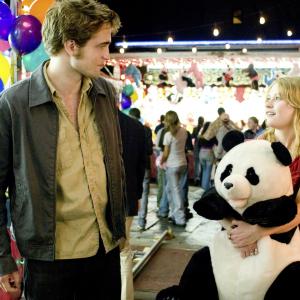 Still of Emilie de Ravin and Robert Pattinson in Prisimink mane (2010)