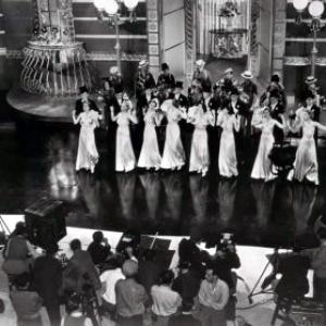 Still of Lynn Bari, Shirley Deane, June Gale and Louise Seidel in On the Avenue (1937)