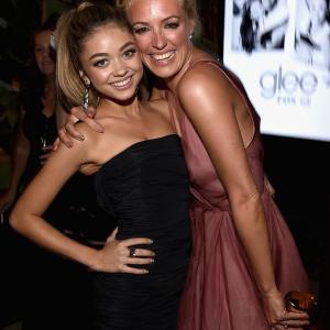 Cat Deeley and Sarah Hyland at event of The 66th Primetime Emmy Awards (2014)