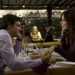 Still of Eugenio Derbez and Martina García in No eres tú, soy yo (2010)