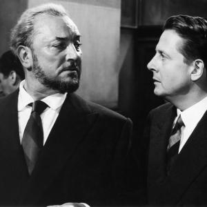 Still of Pierre Brasseur and Jean Desailly in Les grandes familles 1958