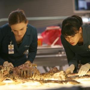 Still of Emily Deschanel in Kaulai The Boy with the Answer 2010