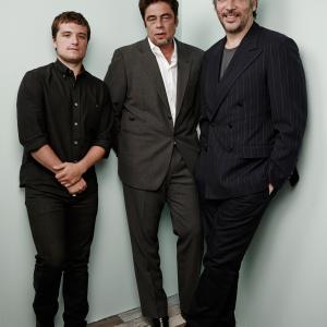 Benicio Del Toro Andrea Di Stefano Josh Hutcherson and Del Toro at event of Eskobaras kruvinas rojus 2014
