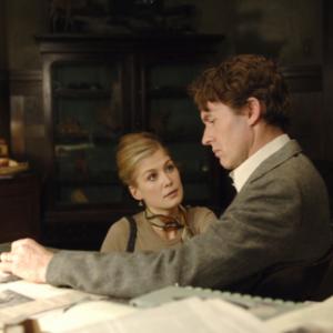 Still of Stephen Dillane and Rosamund Pike in Fugitive Pieces (2007)
