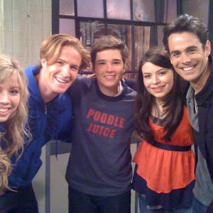 Jennette McCurdy Jesse Erwin Nathan Kress Miranda Cosgrove Chad Doreck on the set of iCarly