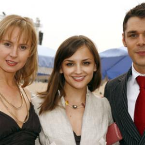 Rachael Leigh Cook, Caroline Carver and Kenny Doughty at event of My First Wedding (2006)