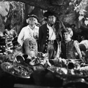 Still of Bobby Driscoll and Robert Newton in Treasure Island (1950)
