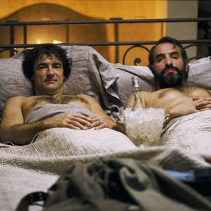Still of Jean Dujardin and Albert Dupontel in Le bruit des glaccedilons 2010