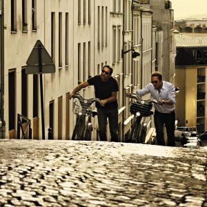 Still of Jean Dujardin and Gilles Lellouche in Les infidegraveles 2012