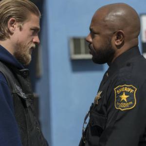 Still of Rockmond Dunbar and Charlie Hunnam in Sons of Anarchy (2008)