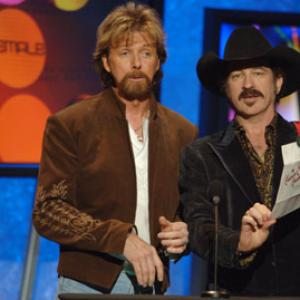 Kix Brooks and Ronnie Dunn at event of 2005 American Music Awards 2005