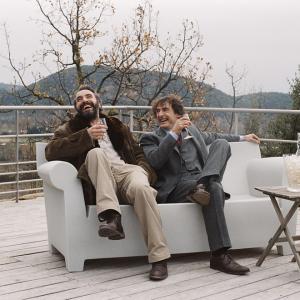Still of Jean Dujardin and Albert Dupontel in Le bruit des glaçons (2010)