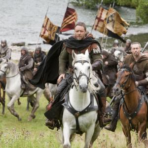Still of Russell Crowe and Kevin Durand in Robinas Hudas 2010