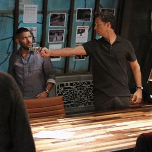 Still of Guillermo Díaz and George Newbern in Scandal (2012)