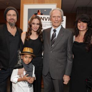 Brad Pitt, Clint Eastwood, Angelina Jolie, Dina Eastwood and Maddox Jolie-Pitt at event of Nenugalimas (2009)