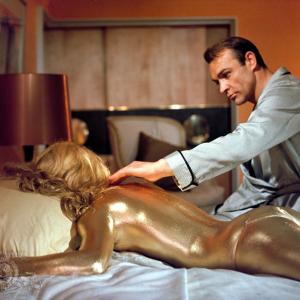 Still of Sean Connery and Shirley Eaton in Auksapirstis 1964