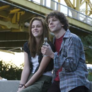 Still of Jesse Eisenberg and Kristen Stewart in Adventureland 2009