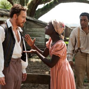 Still of Chiwetel Ejiofor, Michael Fassbender and Lupita Nyong'o in 12 vergoves metu (2013)