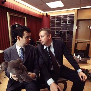 Still of Kevin Eldon and Mark Williams in High Heels and Low Lifes (2001)