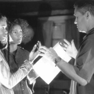 Jonathan Demme Kimberly Elise and Thandie Newton in Beloved 1998