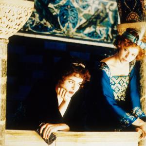 Still of Helena Bonham Carter and Alison Elliott in The Wings of the Dove (1997)