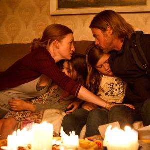 Still of Brad Pitt, Mireille Enos, Sterling Jerins and Abigail Hargrove in Pasaulinis karas Z (2013)