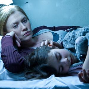 Still of Mireille Enos and Sterling Jerins in Pasaulinis karas Z 2013
