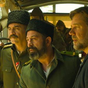 Still of Russell Crowe Yilmaz Erdogan and Cem Yilmaz in Vandens ieskotojas 2014