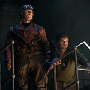 Still of Chris Evans and Sebastian Stan in Kapitonas Amerika: pirmasis kersytojas (2011)