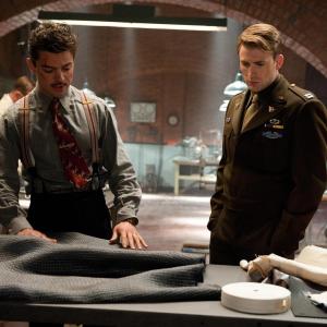 Still of Chris Evans and Dominic Cooper in Kapitonas Amerika: pirmasis kersytojas (2011)